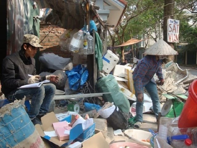 Đồng nát là gì? Đơn vị thu mua đồng nát uy tín 2 Nghề đồng nát chính là nói về những người làm nghề thu mua đồng nát, ve chai, phế liệu