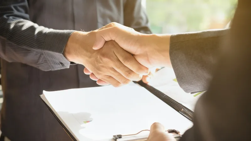 ký kết hợp đồng rõ ràng, điều khoản minh bạch